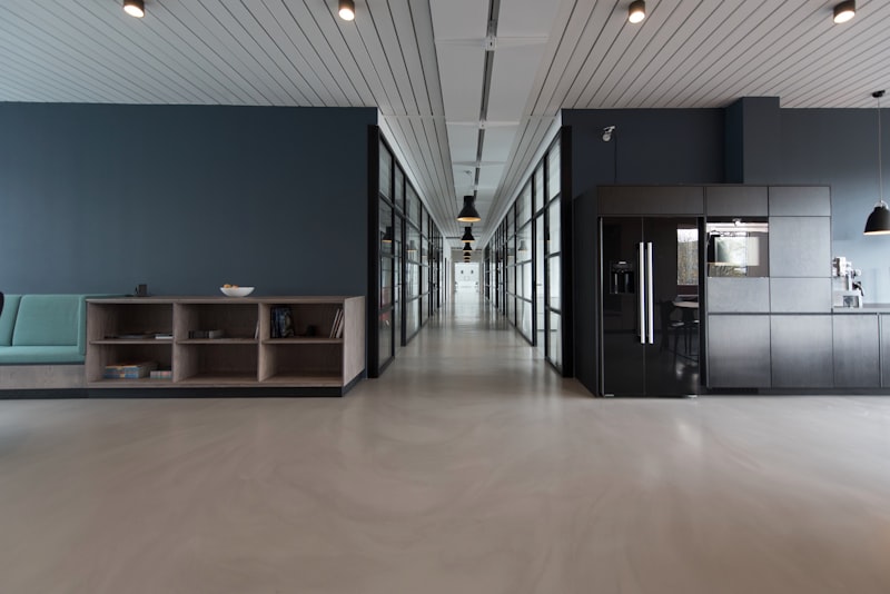 Open-space moderne avec collaborateurs travaillant sur laptops